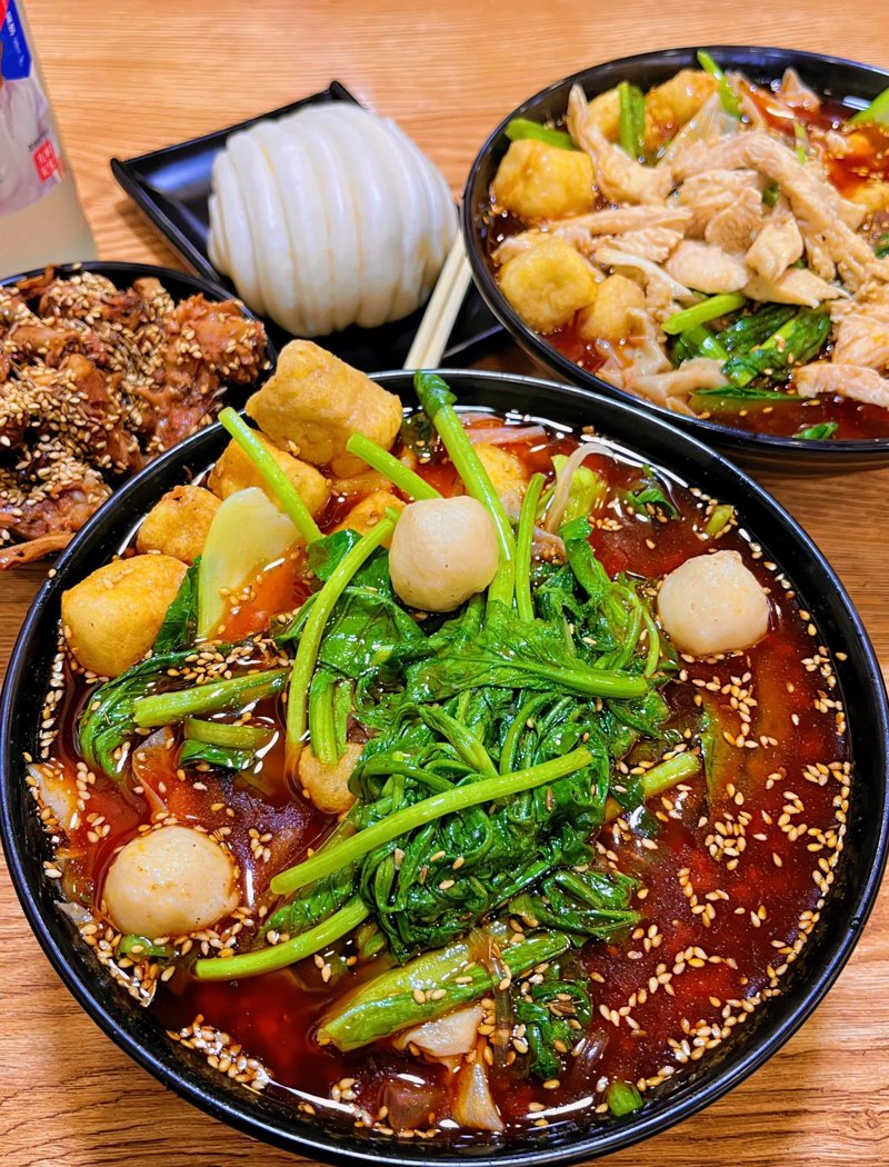 南京麻辣烫：一道独特的美食如何在竞争中脱颖而出？